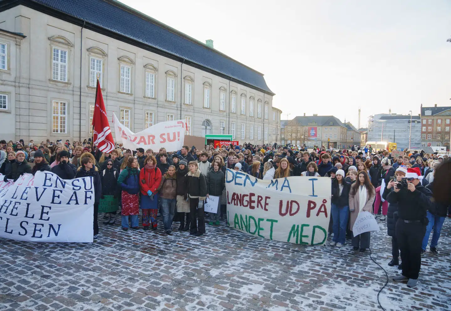 »I SF, Enhedslisten, Alternativet og Radikale Venstre finder vi det både fattigt og visionsløst, at regeringen på den måde svinger sparekniven og øger presset på de unge i en tid, hvor statskassen bugner,« skriver Pia Olsen Dyhr, Pelle Dragsted, Franciska Rosenkilde og Martin Lidegaard.