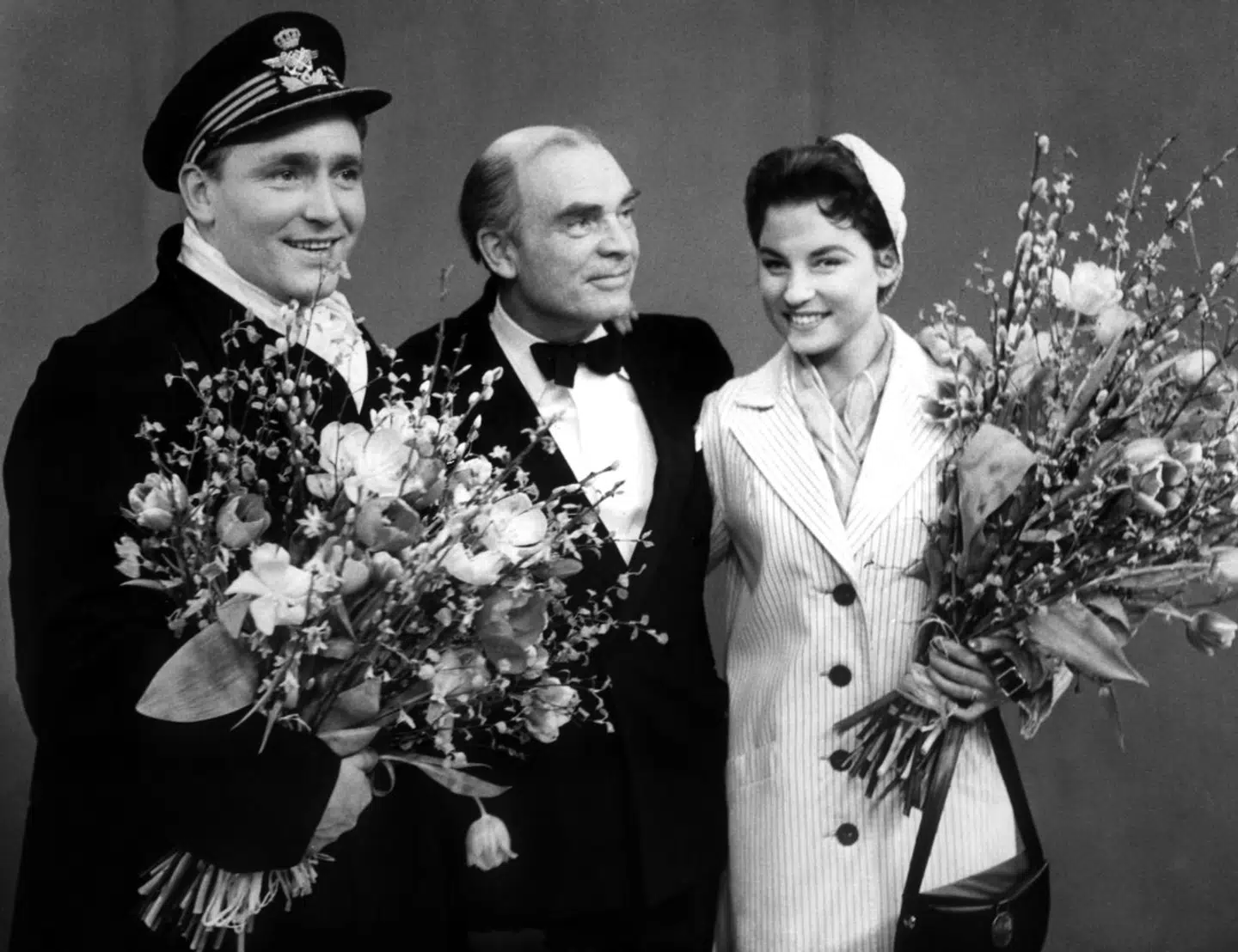 Gustav Winckler (til venstre) og Birthe Wilke (til højre) efter Melodi Grand Prix i 1957.