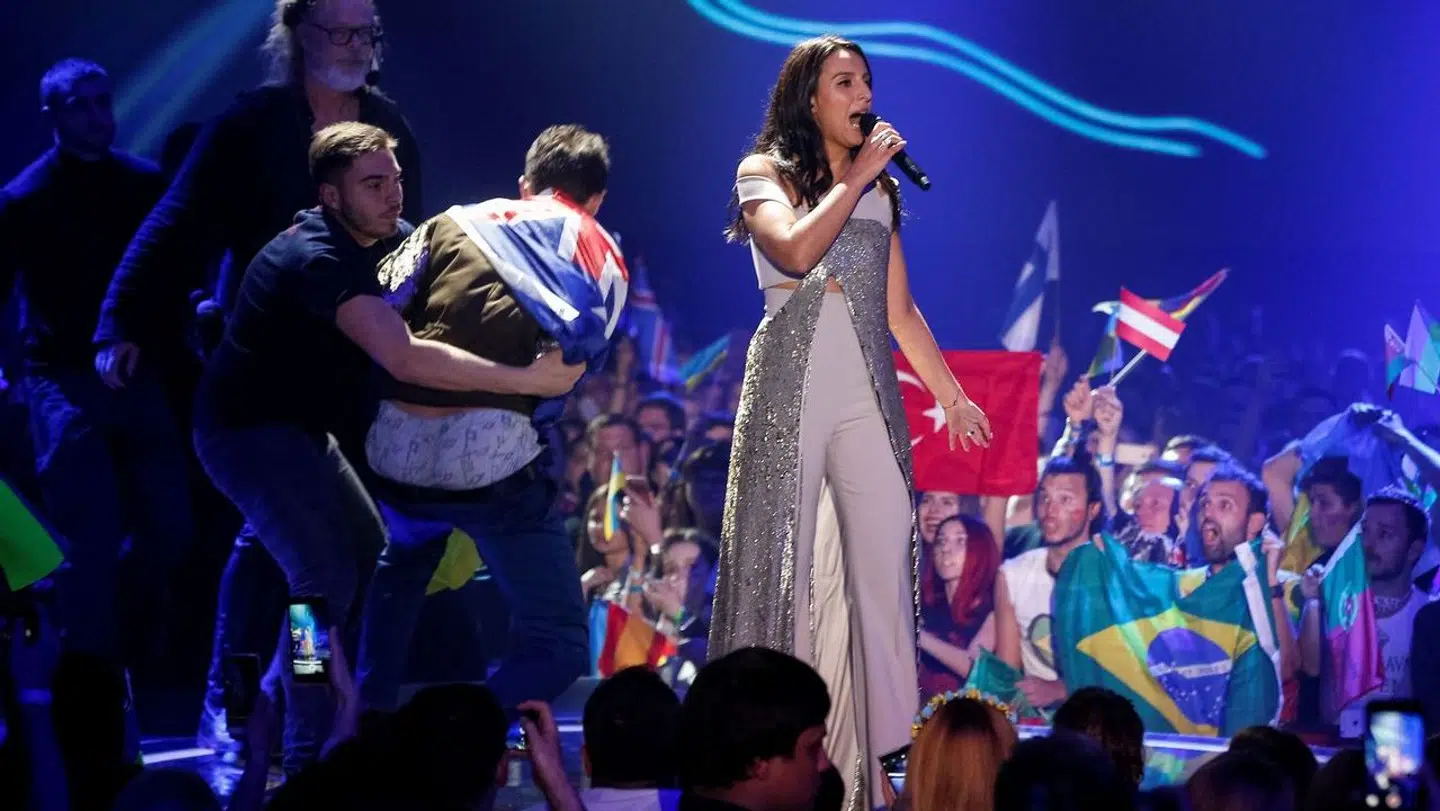 En mand løb pludselig op på scenen under Eurovision i 2017.