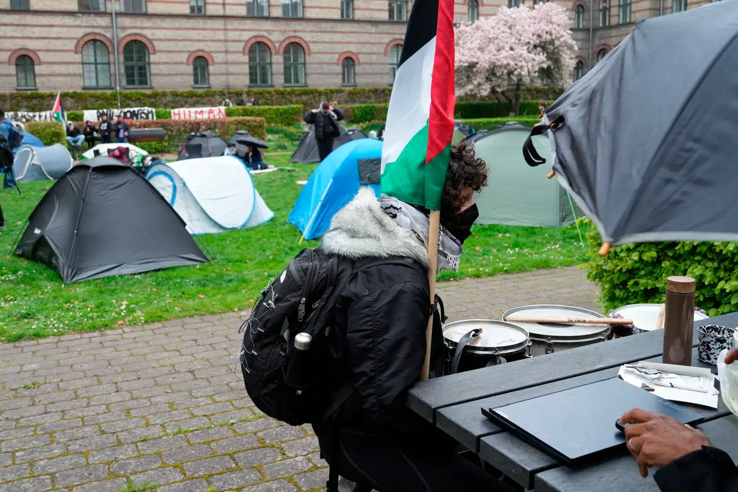 Flere studerende har slået telte op i »Den hemmelige have« ved Københavns Universitet