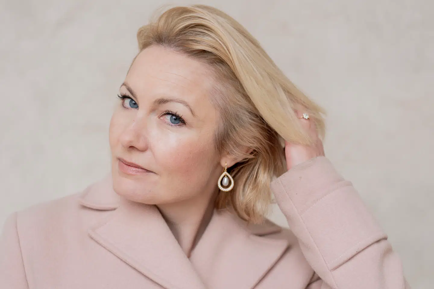 »Hvis kvinder ønsker at have samme position på arbejdsmarkedet som mænd, så må de i tide sørge for at vælge de rigtige brancher, begrænse barslen og sige op som familiens projektleder,« skriver Amalie Lyhne.