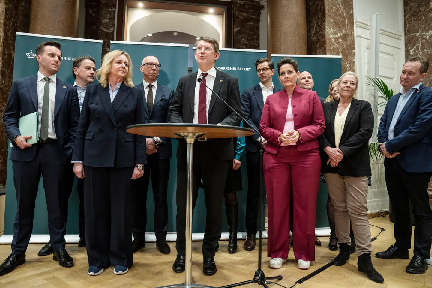 Danmark har satset på krigsmidler, men dette bør ikke stå i vejen for at få opbygget en tidssvarende kapacitet for konfliktløsning, skriver Tom Vilmer Paamand. Her præsenteres en aftale om fremrykning af investeringer i Forsvaret 30. april 2024.