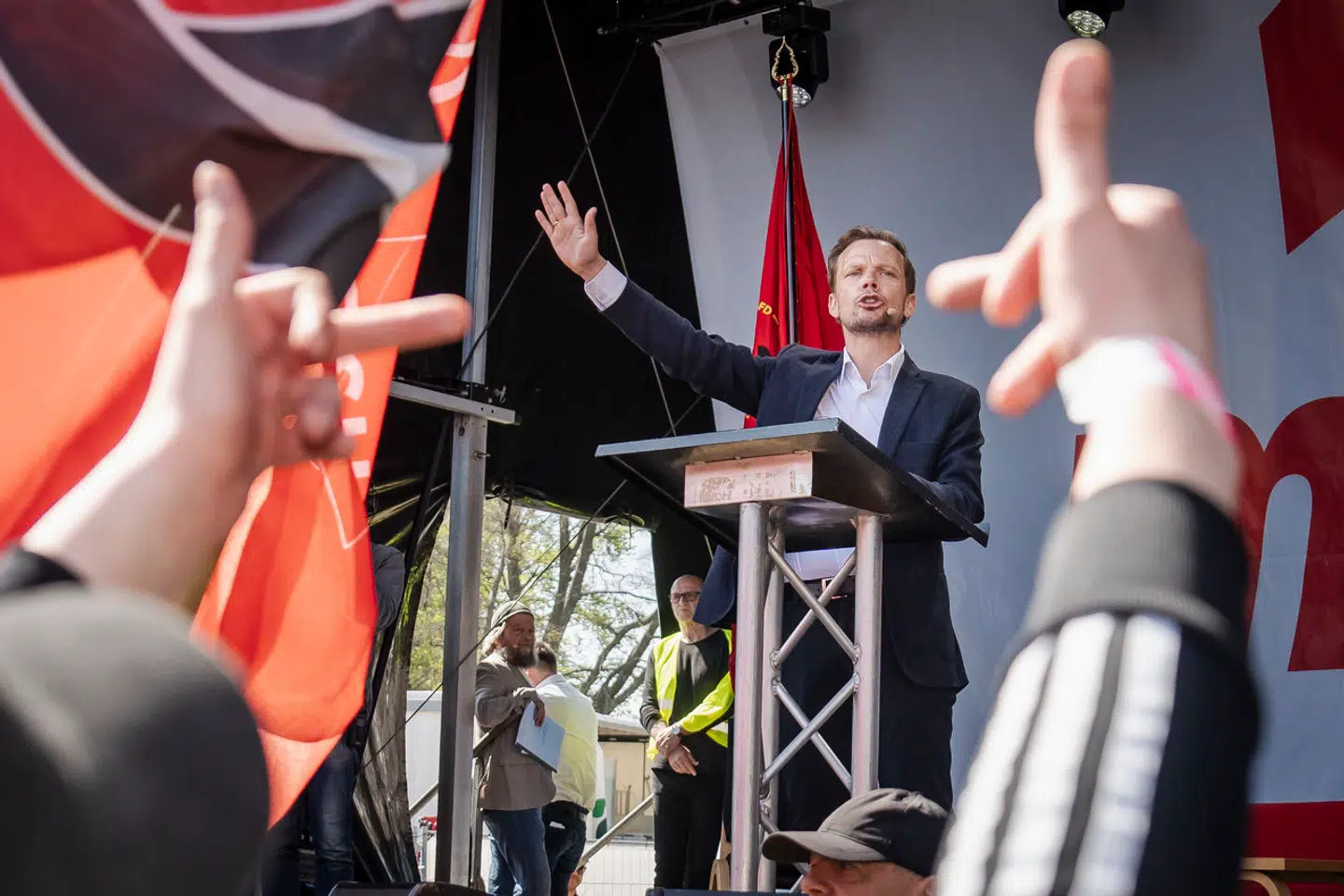 »Jeg ønsker et samfund, hvor jeg ikke skal være bange for at udtrykke mine holdninger, fordi en lille gruppe i samfundet ikke deler dem, skriver Sander Vanggaard. Her afbrydes justitsminister Peter Hummelgaards tale i Fælledparken 1. maj af demonstranter.