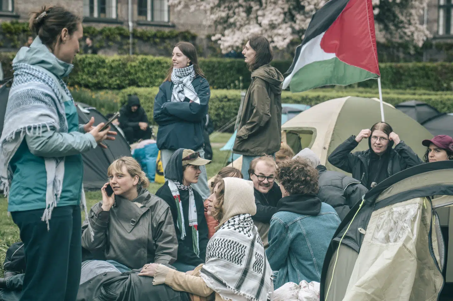 Studerende har lavet en teltlejr på Københavns Universitets område mandag i forbindelse med en propalæstinensisk demonstration.