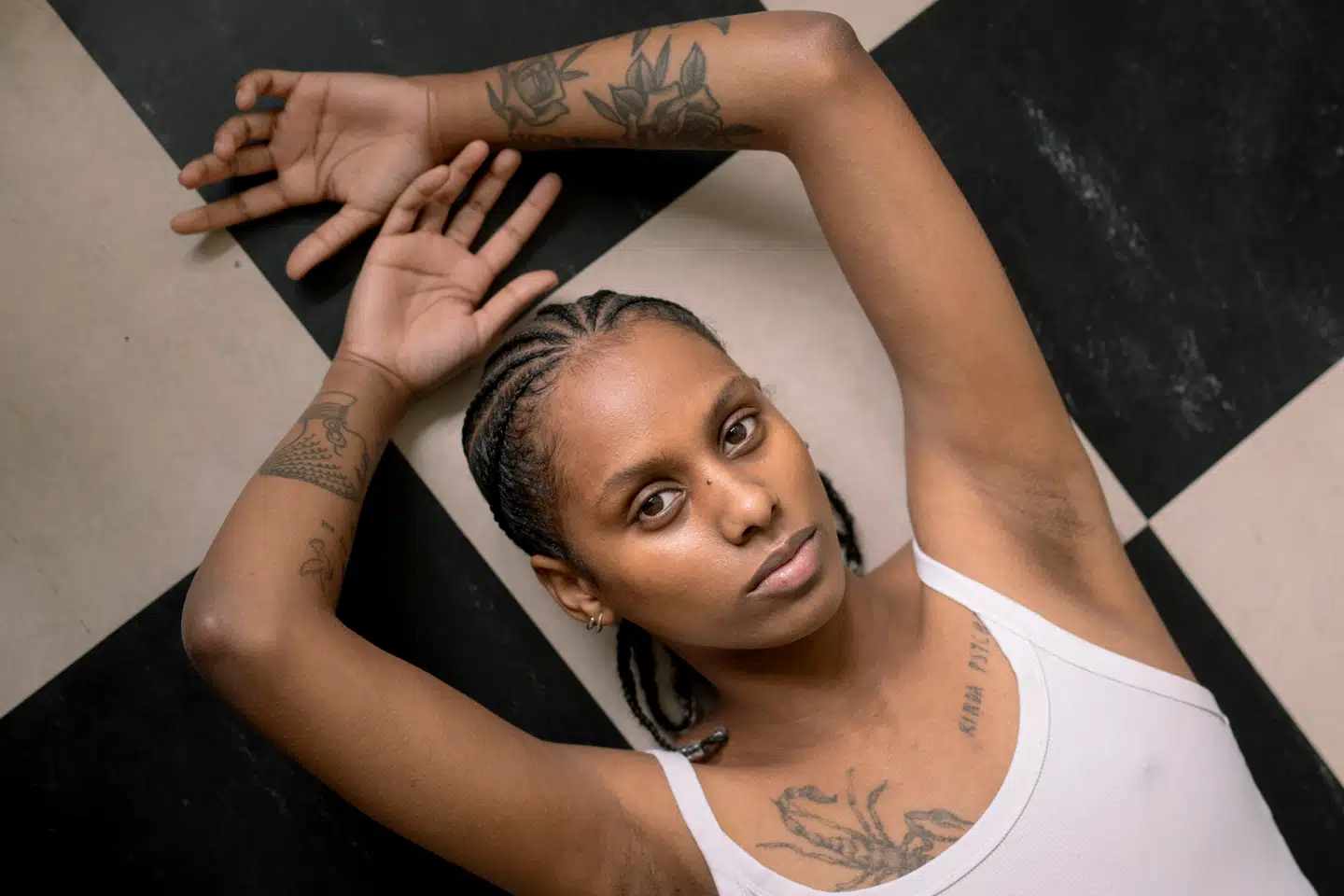 Sangerinden Saba stiller op for Danmark ved Eurovision Song Contest 2024. Hun adskiller sig fra andre deltagere på mere end én måde.