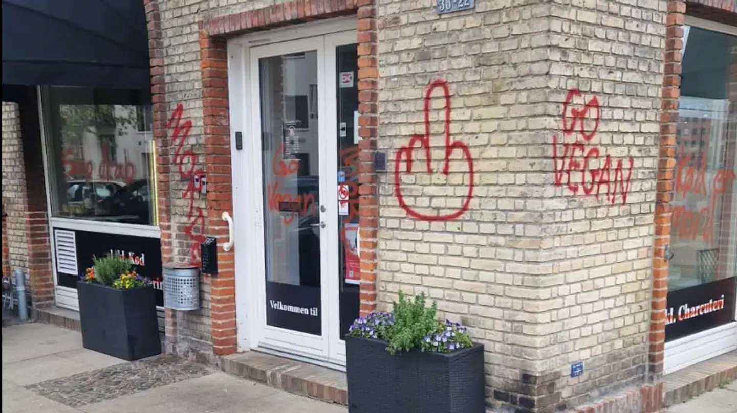 Der var både budskaber og tegninger på Slagterens Smørrebrød & Delikatesse på Amager søndag morgen.