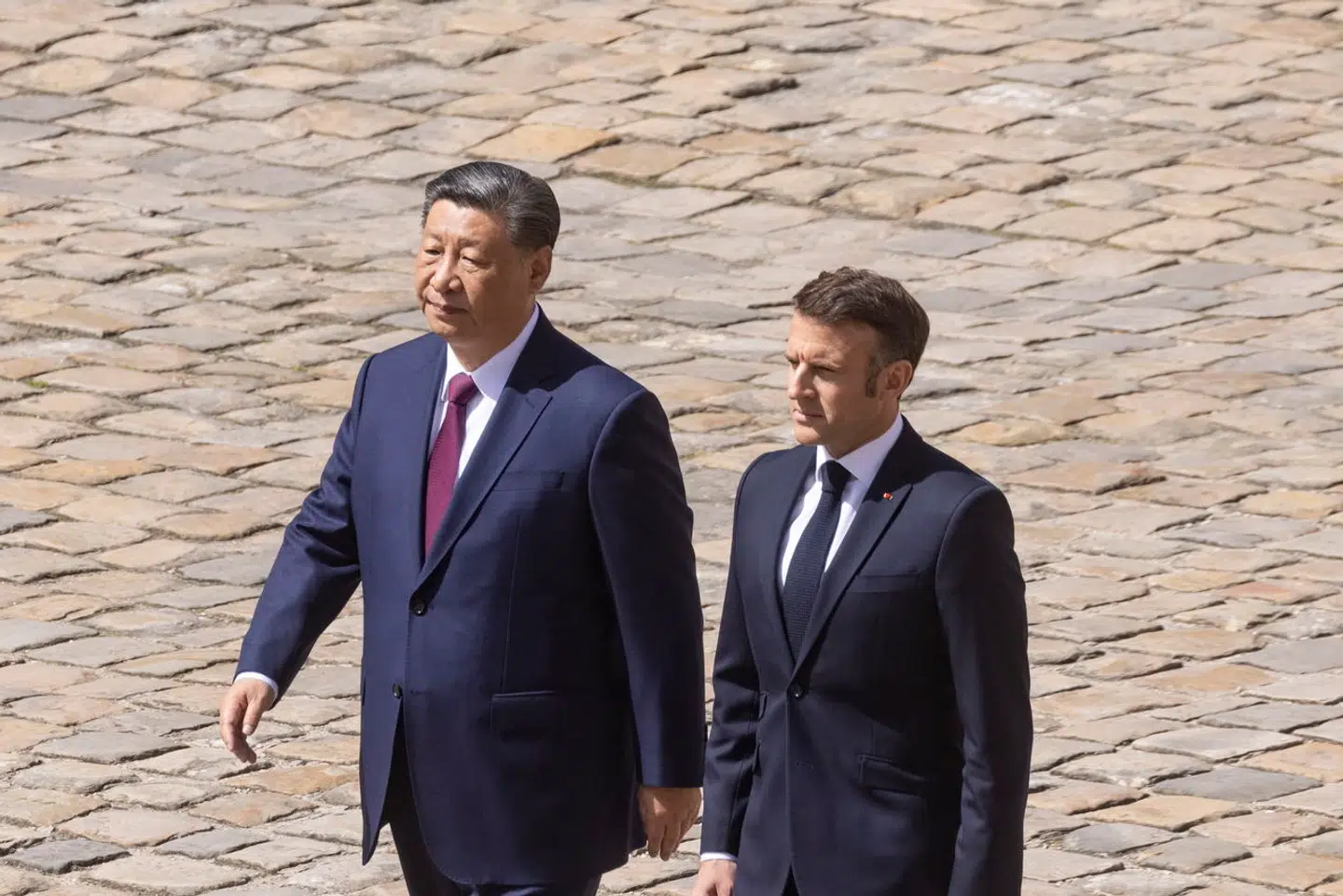 Kinas præsident, Xi Jinping, og hans franske vært, Emmanuel Macron, skridter æresgarden af under en ceremoni i Hôtel des Invalides.