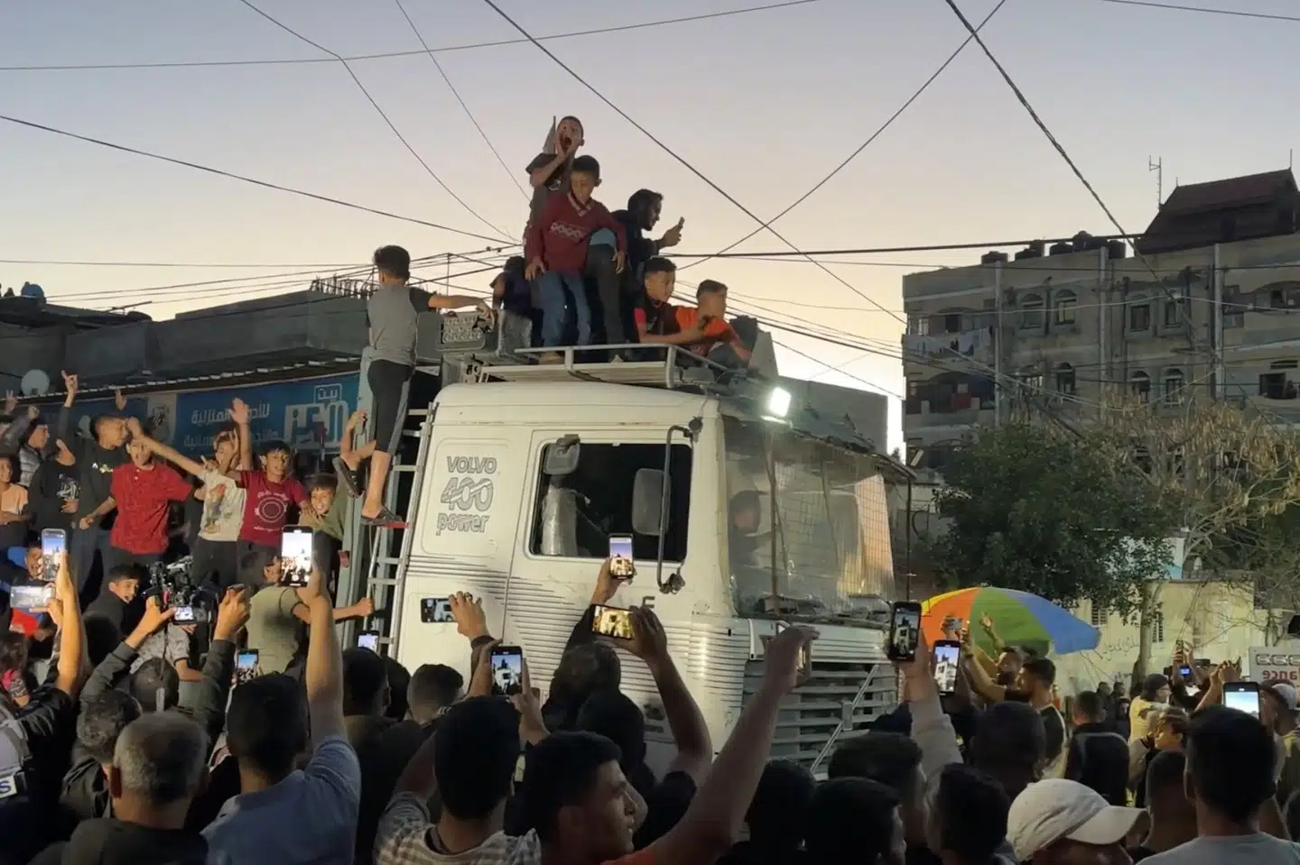 Palæstinensere i Rafah fejrer ja til våbenhvile fra Hamas. Imens siger Israel, at landet fortsætter militæroperation.