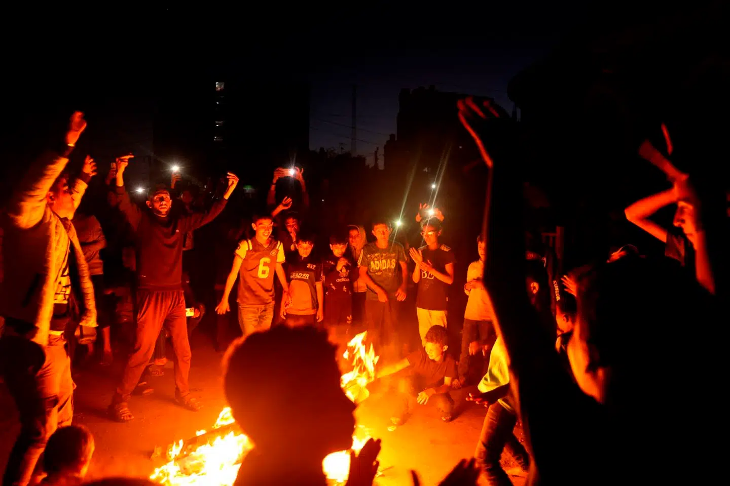 Palæstinensere i Rafah fejrer, efter Hamas har meddelt, at man efter syv måneders krig accepterer våbenhvileforslag. Indledningsvist var der ingen kommentarer fra den israelsk side, men en unavngiven israelsk embedsmand sagde efterfølgende, at Israel ikke vil acceptere forslaget.