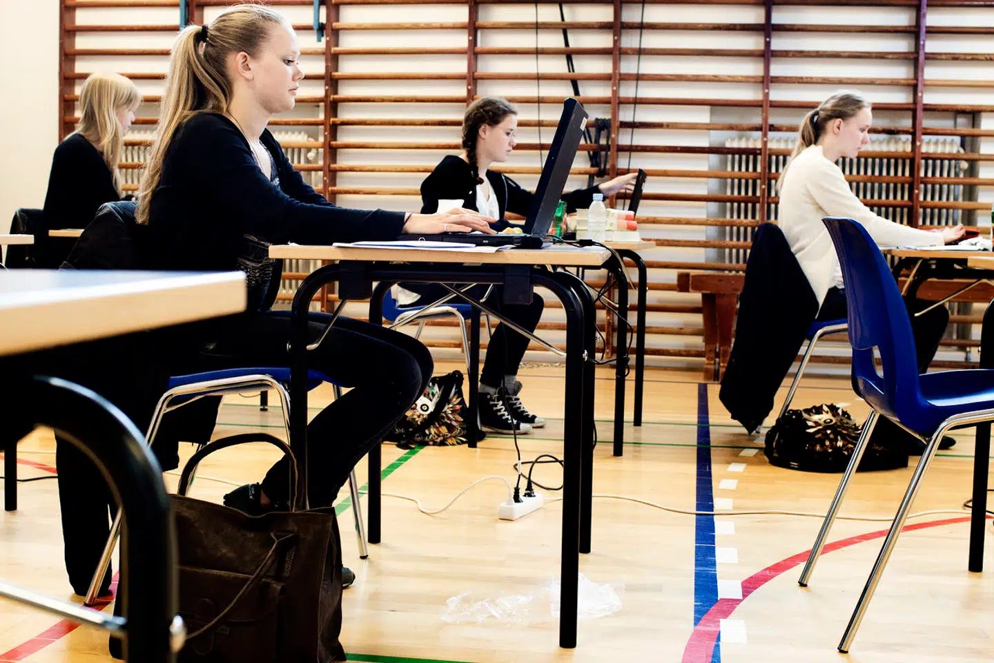 »Jeg er godt klar over, at alle har været oppe til skriftlige eksamener, men er det ensbetydende med, at vores næste generationer skal det?« spørger Mads Jensen.