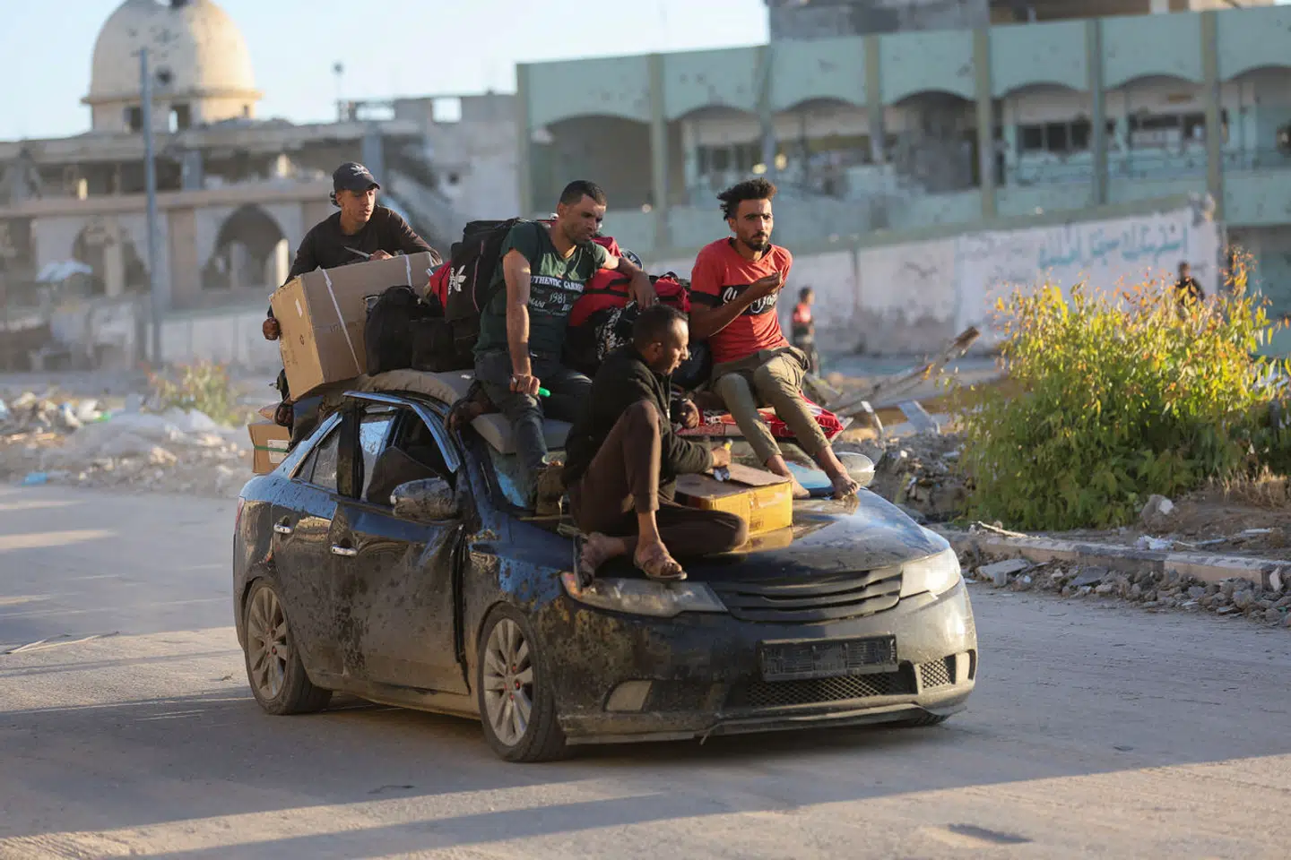 Mandag aften forlød det, at Hamas accepterede et våbenhvileforslag. Kort efter stod det dog klart, at Israel ikke kunne acceptere det pågældende forslag. Palæstinensere på flugt fra Khan Younis i den sydlige del af Gazastriben, efter det israelske militær krævede evakuering af et stort antal civile.