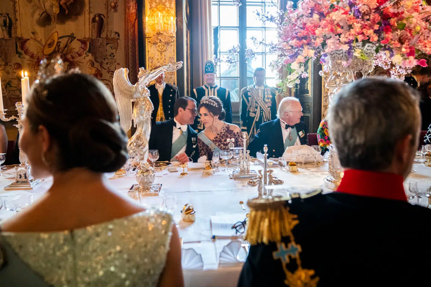 Kong Frederik og dronning Mary sad overfor hinanden til statsmiddagen, hvor de havde henholdsvis kronprinsesse Victoria og dronning Silvia som borddamer, samt kong Carl Gustaf og prins Daniel som bordherrer.
