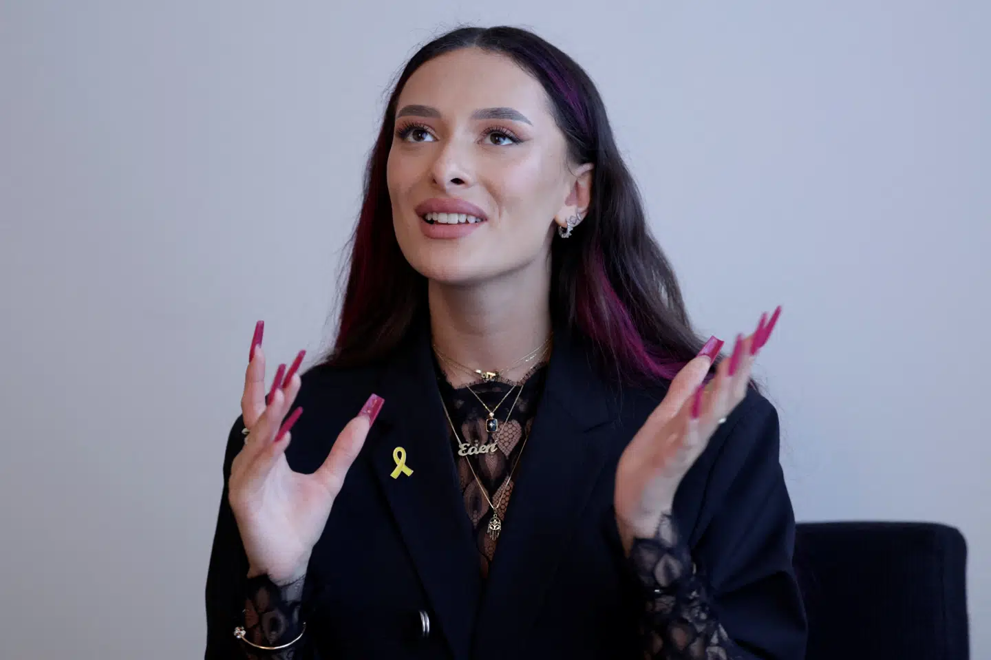 Den 20-årige sanger Eden Golan stiller op med nummeret "Hurricane" for Israel. På billedet her bliver hun interviewet i Malmø.