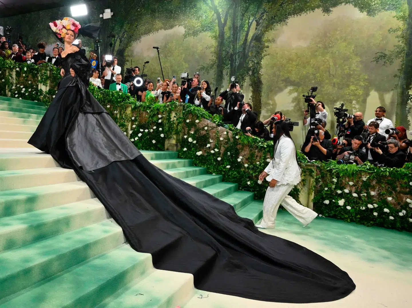Skuespilleren Zendaya på vej op ad trappen til The Met.