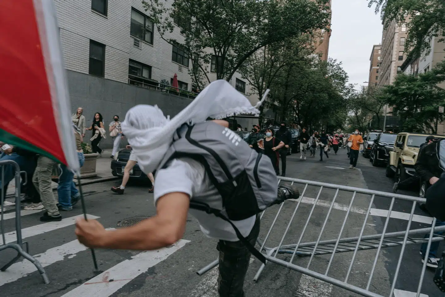 En stålhegn sparkes ned.