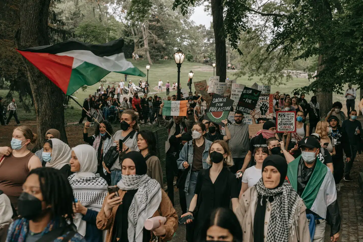 »Man køber sig ind på offerhistorien om de stakkels palæstinensere og glemmer alt om de fredstilbud, som de har fået om egen statsdannelse,« skriver Bent Blüdnikow. Her er det en pro-palæstinensisk demonstration i Central Park i New York, USA, i maj 2024.