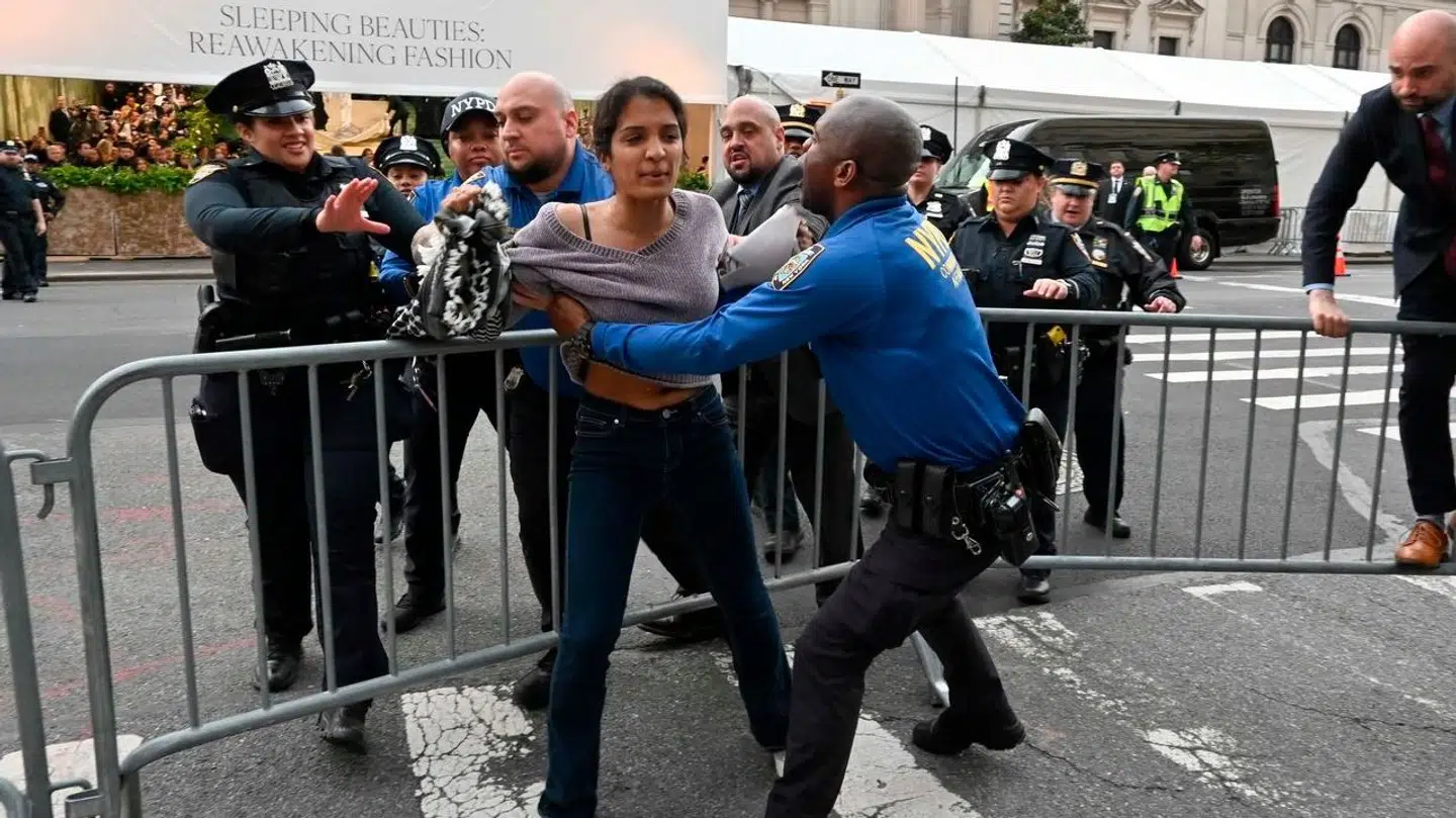 Politiet forsøgte at stoppe demonstranterne.