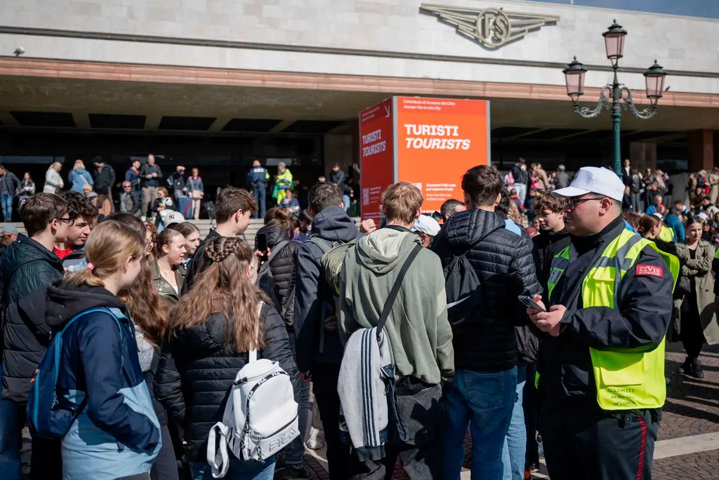 Turister viser billetter for at komme ind i den mest populære del af Venedig.