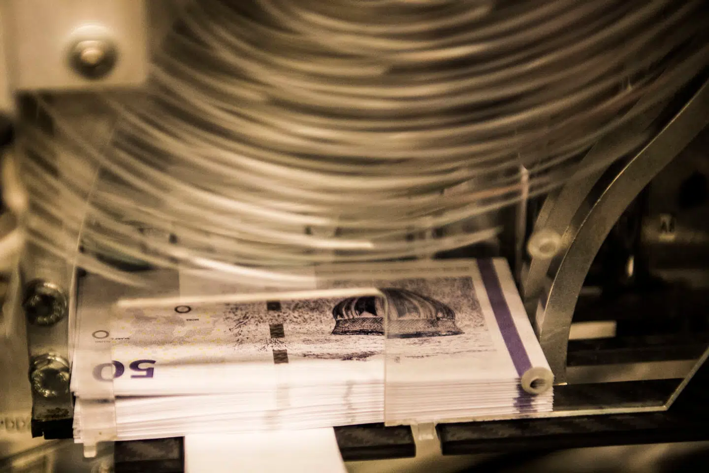 Nationalbanken i anledning af at den interne produktion af sedler og mønter ophører ved udgangen af 2016. 50-kronesedler bliver trykt. (Foto: Ólafur Steinar Gestsson/Scanpix 2016)