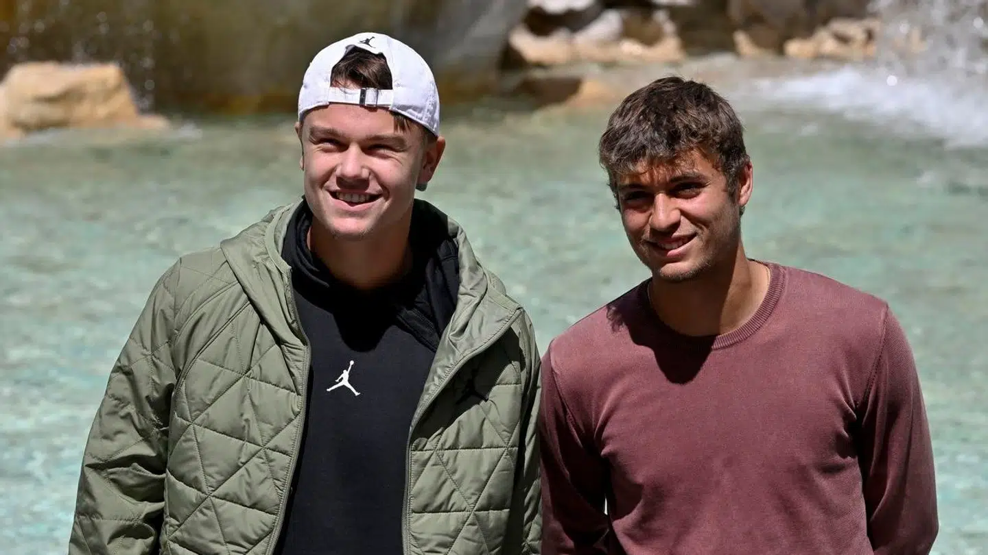 Holger Rune side om side med italienske Flavio Cobolli.