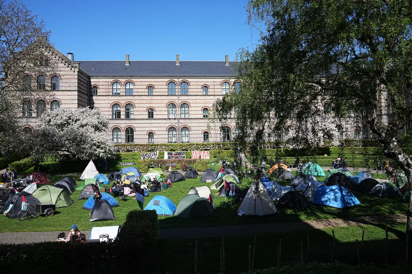 En teltlejr, som er led i en propalæstinensisk demonstration, blev etableret på Københavns Universitet mandag. Tirsdag eftermiddag er der stormøde, og demonstranterne planlægger at blive, til deres krav bliver mødt af universitetet.