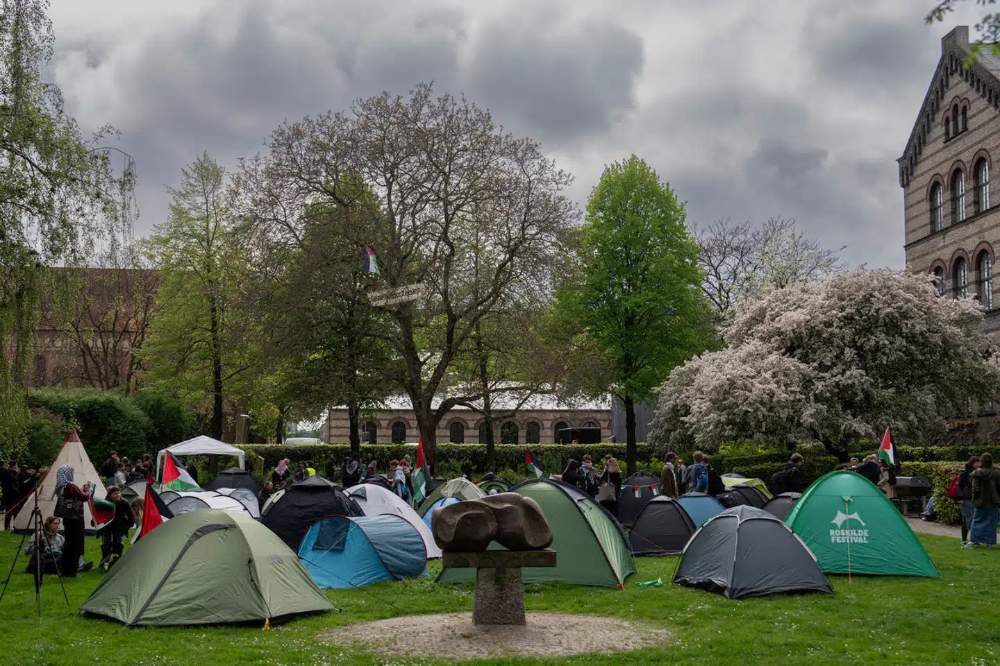 Studerende har sat telte op ved Københavns Universitet (KU) i protest og vil blandt andet have, at KU opfordrer til øjeblikkelig våbenhvile i Gaza.