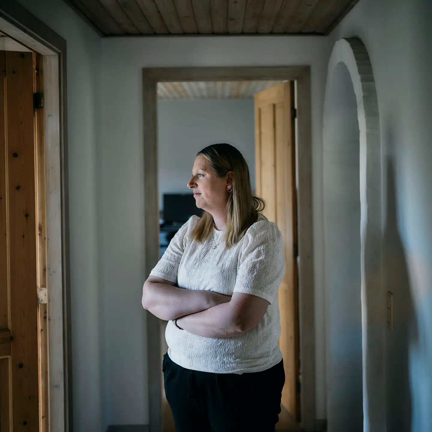 Camilla Hagelund Olsen var mor til Villads, der døde efter en svampeinfektion i december 2022. Villads døde i hjemmet, kort efter at han var blevet udskrevet fra Rigshospitalet og var erklæret kræftfri. Skimmelsvampen havde han med overvejende sandsynlighed pådraget sig på Rigshospitalet.