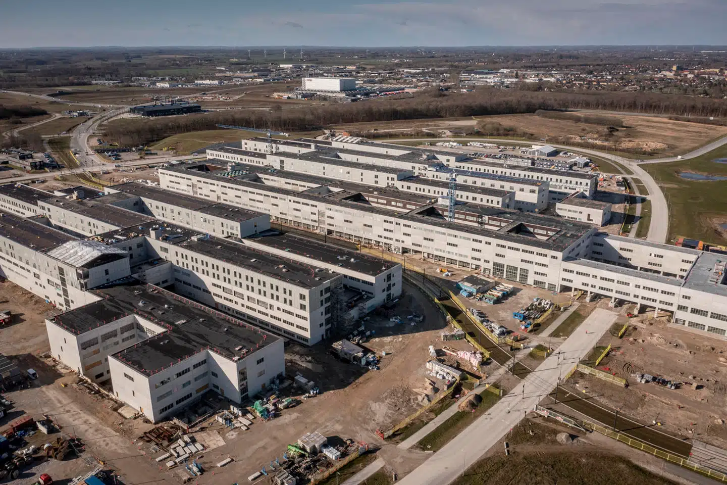 Byggeriet af det nye OUH i Odense er forsinket med mange måneder, efter at et utæt tag var årsag til en massiv vandskade og efterfølgende skimmelsvamp. Mindst 400 rum er påvirket. Oprindeligt var afleveringstidspunktet sat til efteråret 2023. Nu kommer der til at gå endnu længere, før patienter kan flytte ind.