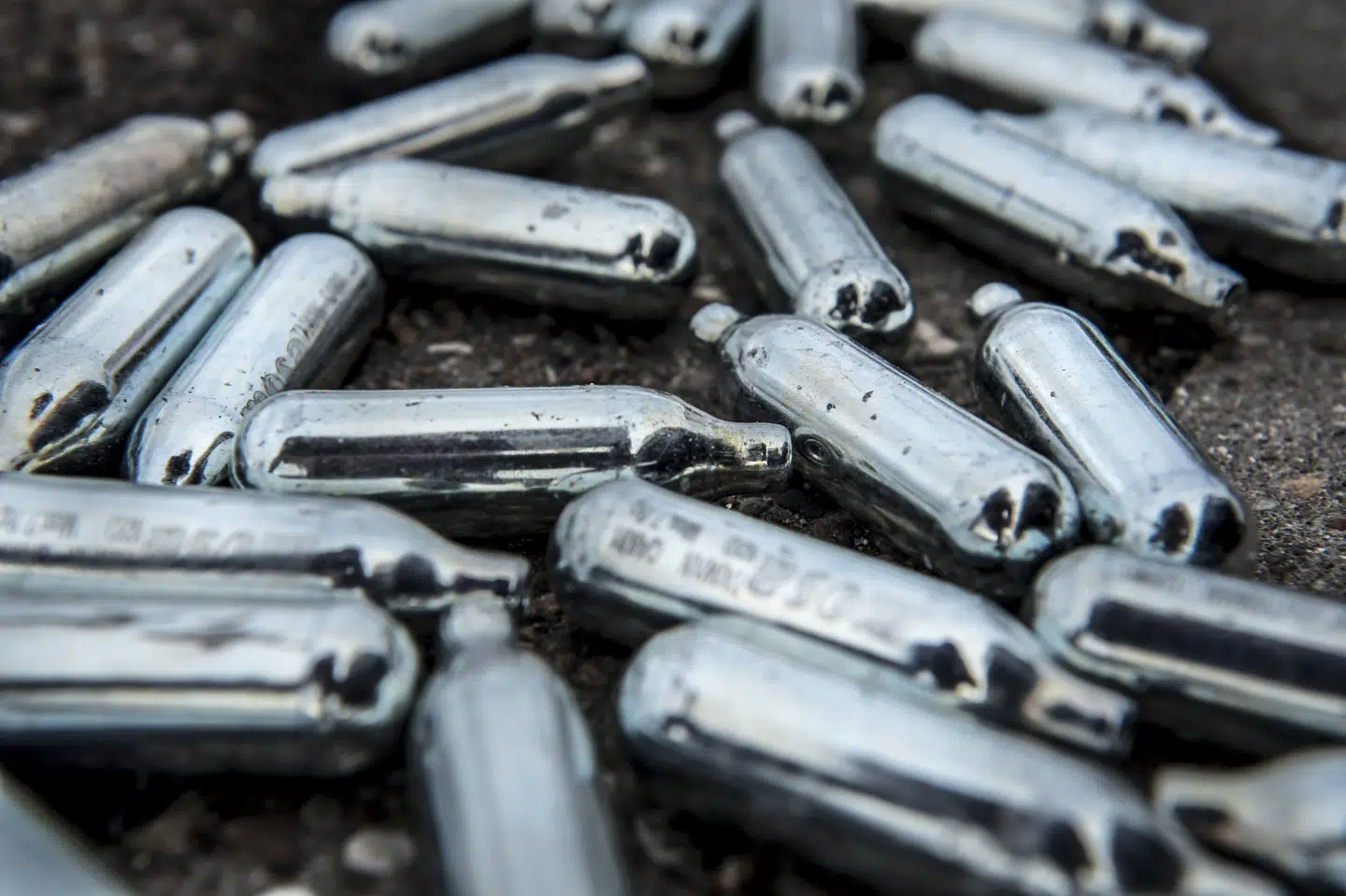 Lattergas fra gaspatroner er produceret til industrielt brug og bruges til eksempelvis flødeskumssifoner. Alligevel har unge i flere år brugt lattergas som rusmiddel. (Arkivfoto).