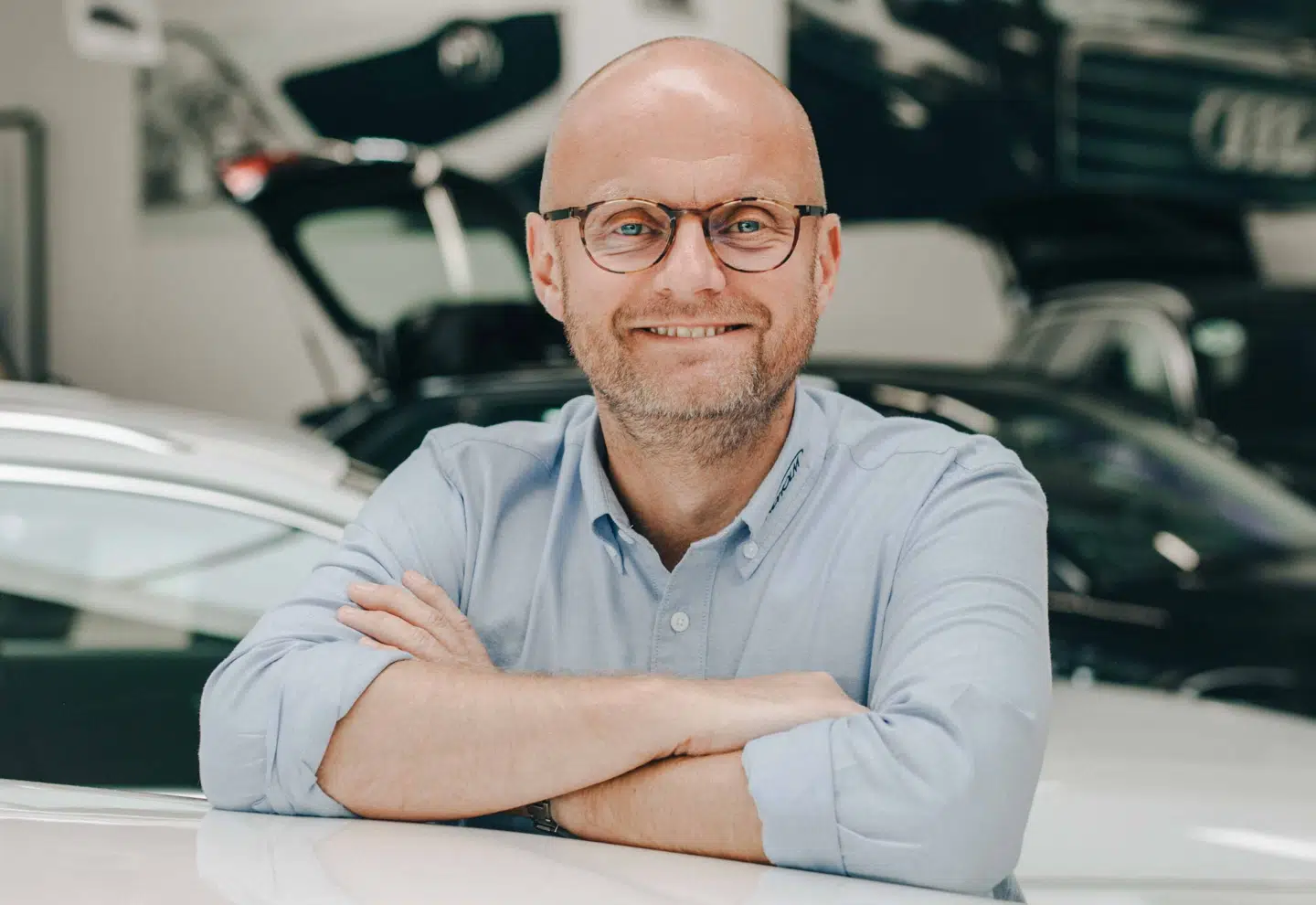 Indehaver Henrik Bollerslev hos Lindholm Biler mener ikke, at det er specielt risikofyldt at købe en bil fra konkurstruede Fisker Inc.