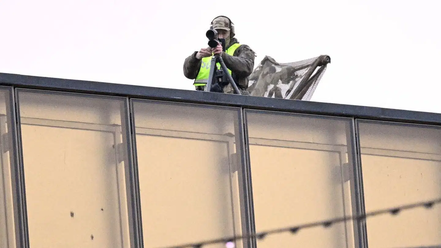 Fra hustage i Malmø kan man spotte finskytter, der bevogter Malmö Arena, hvor festlighederne løber af stablen.