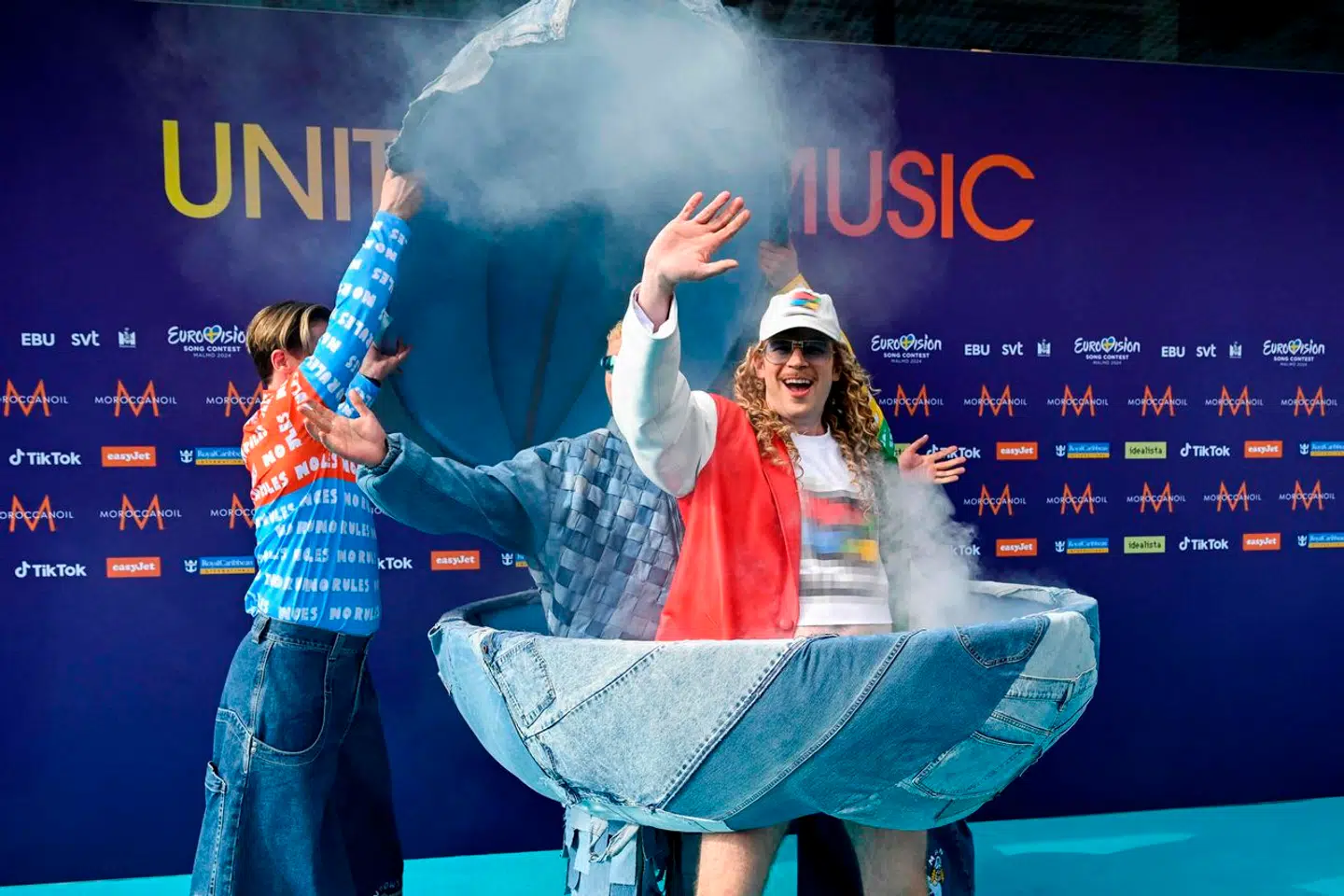 Her ses den finske artist Teemu Keisteri (forrest) og sanger Henri Piispanen på den turkis løber søndag i Malmø.
