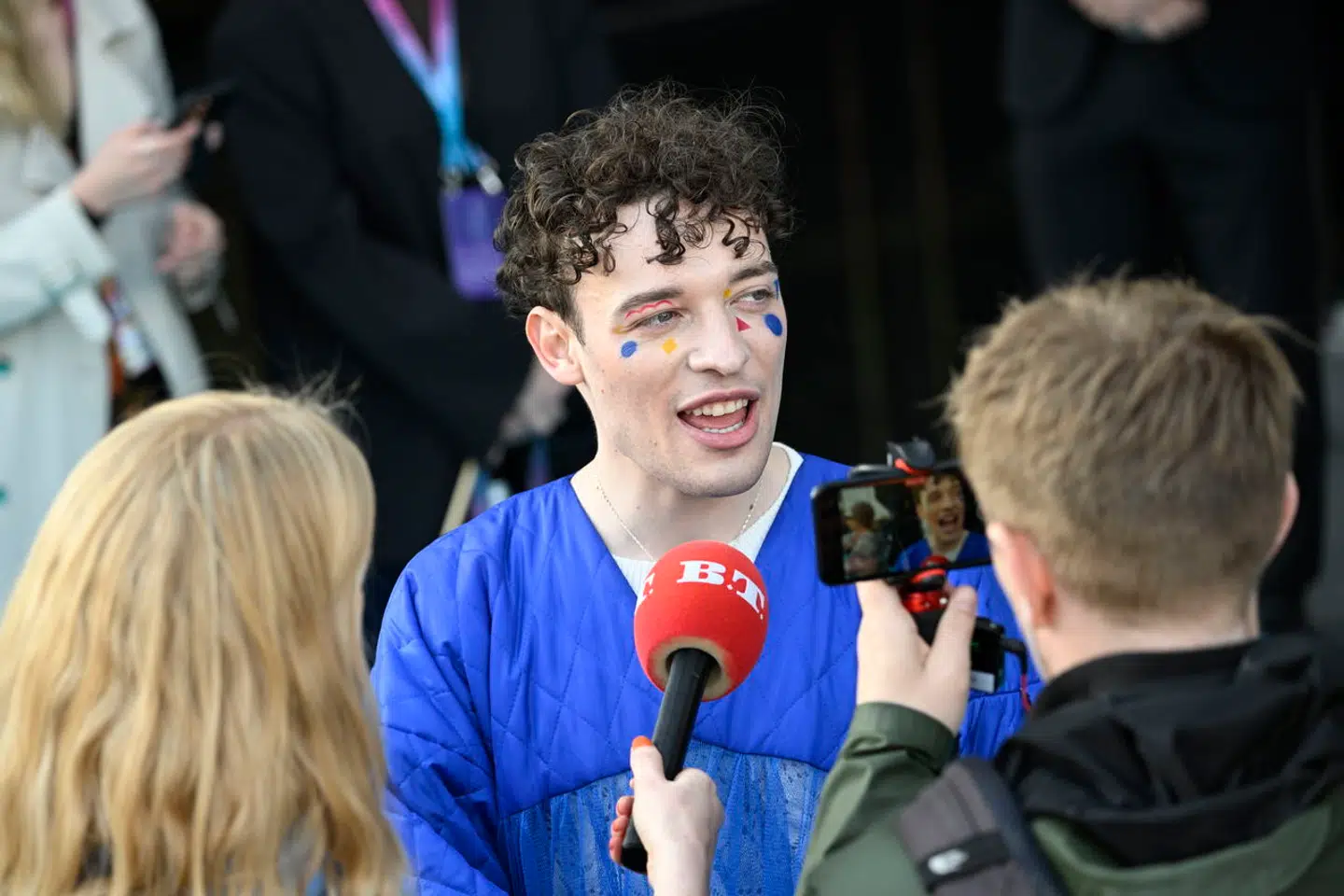 Her ses Nemo på den turkis løber under åbningen af dette års Eurovision i Malmø i søndags.