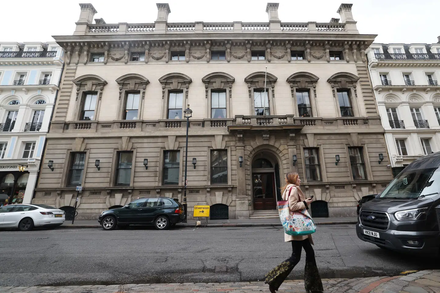 Folk går forbi indgangen til den eksklusive Garrick Club i London 4. april.