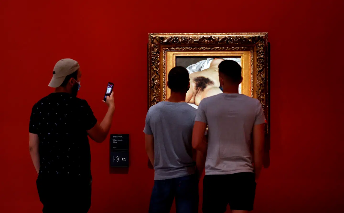 Maleriet »L'Origine du monde« af den franske kunstner Gustave Courbets på Musée d'Orsay i Paris. Værket er udlånt til Centre Pompidou-Metz, hvor to kvinder har spraymalet det med rød maling.