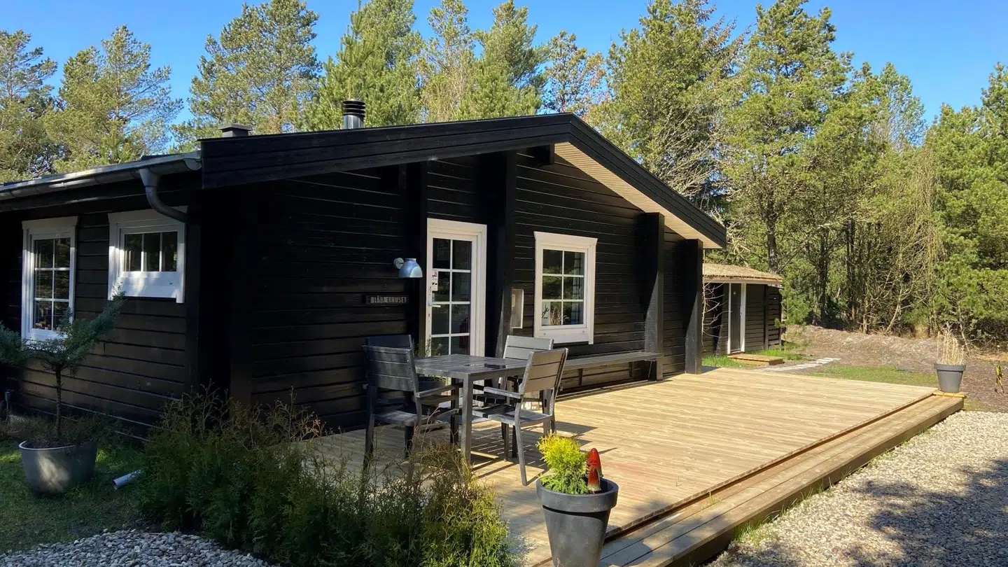 Eva Sønnichsen og hendes mand udlejer ikke længere deres sorte sommerhus på Rømø gennem DanCenter.