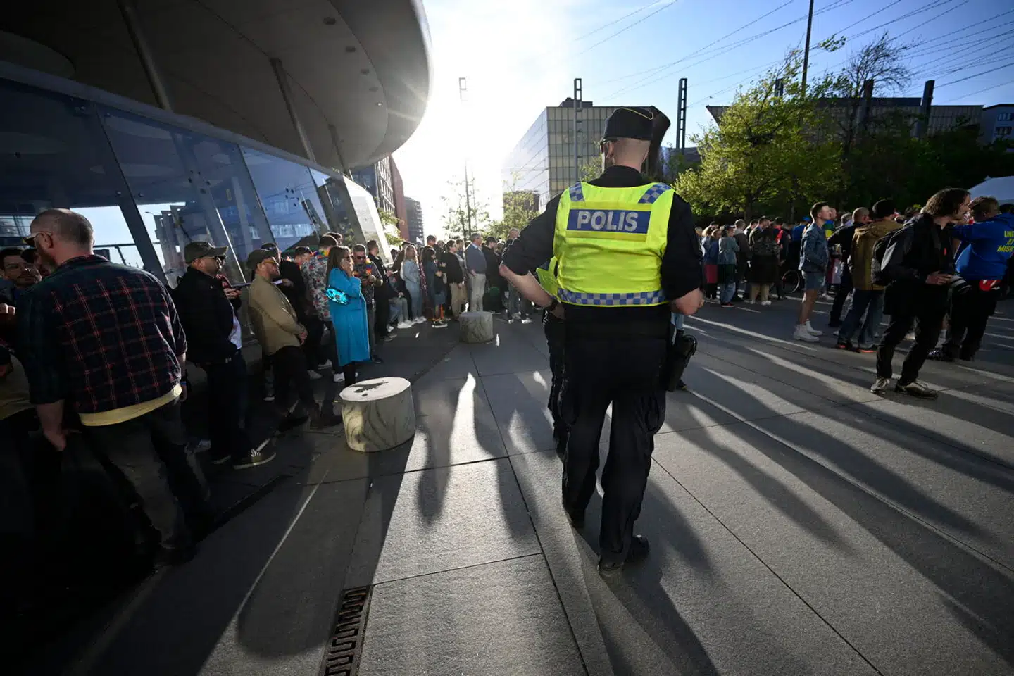 Droner fløj rundt på himlen. Finskytter var på plads. Men indtil videre kan svenskerne og alle andre ånde lettet op. Den store katastrofe har ikke ramt. Her ses gæsterne ankomme til den 68. udgave af Eurovision Song Contest, som i år finder sted i Malmø Arena.