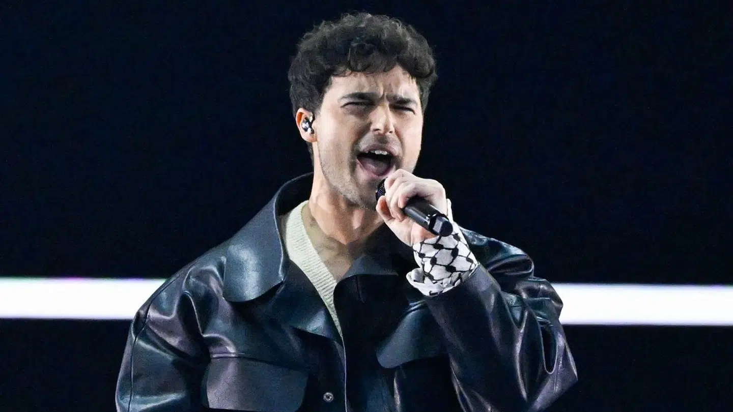 Her kan tørklædet ses under Eric Saades optræden under tirsdagens semifinale.