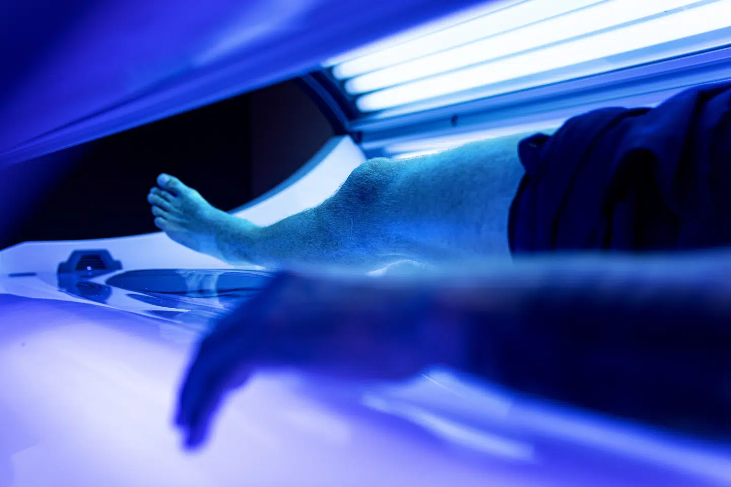 De smerter, som mindst 100 gymnasieelever gik hjem fra fest med fredag, kan sammenlignes med en tur i solarium med åbne øjne, vurderer en øjenlæge. Generne har siden vist sig at være forårsaget af en defekt pære i en uv-lampe. Firedisko, som stod for lyset til festen, indstiller nu brugen, indtil den amerikanske leverandør har svaret på en række spørgsmål. (Arkivfoto).