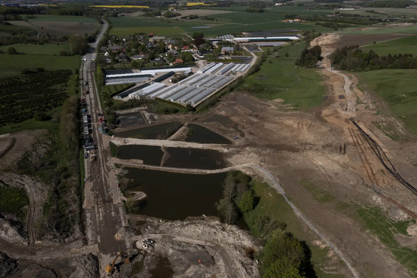 Region Midtjylland har politianmeldt DSH Recycling A/S for at placere jord uden for det område i Ølst Lergrav i Randers Kommune, hvor virksomheden har dispensation til. Her ses dronefotos af Nordic Waste-jordskreddet ved Ølst tirsdag 7. maj. (Arkivfoto).