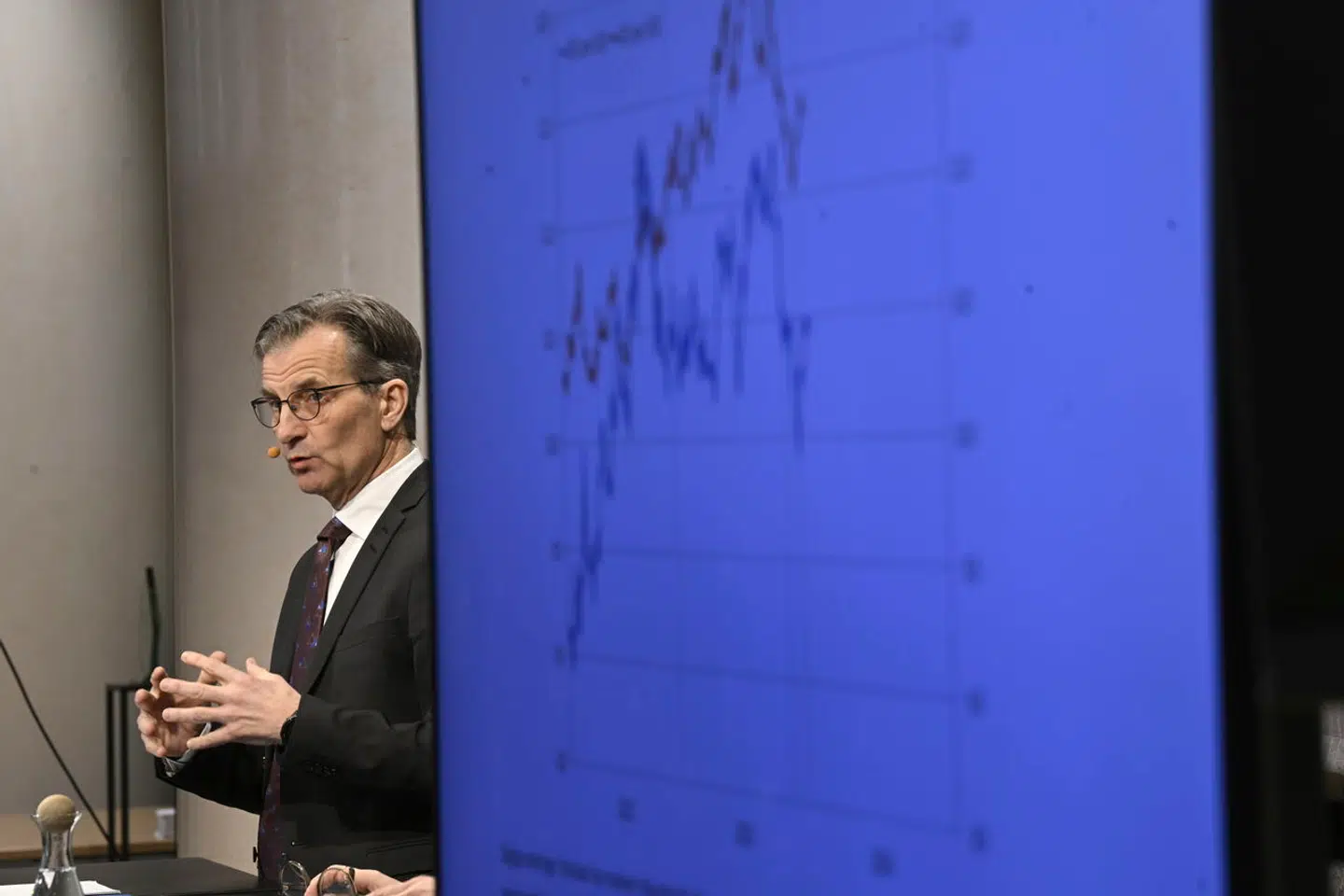 Erik Thedeen, Governor of 'Sveriges riksbank' the central bank of Sweden, presents the monetary policy decision in Stockholm, Sweden, Thursday Feb. 1, 2024. (Fredrik Sandberg/TT News Agency via AP)