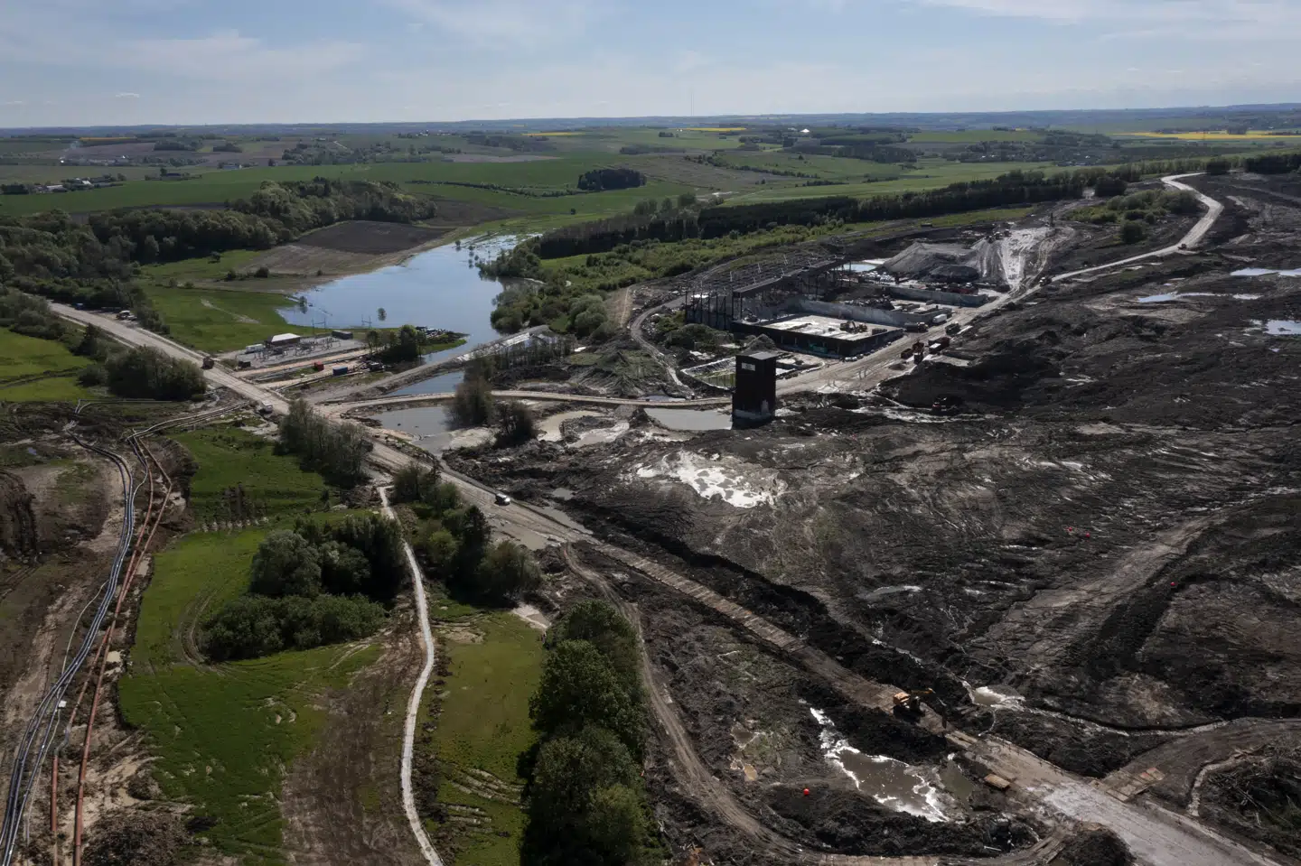 En række undersøgelser er sat i gang omkring håndteringen af jordskreddet ved Nordic Waste-grunden ved Randers. Her ses området fra luften mandag 7. maj.