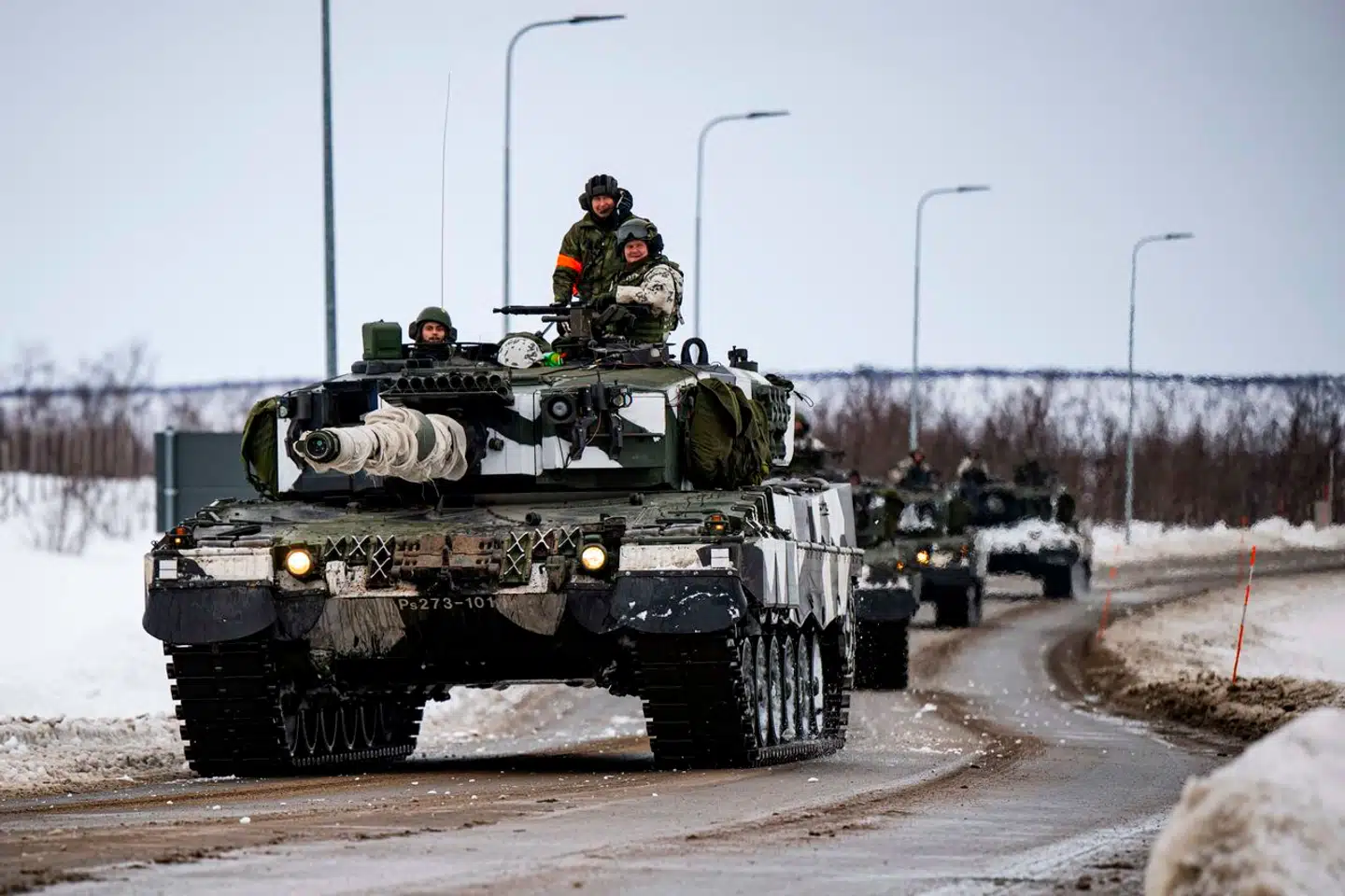 De nordiske forsvarsministre vil reelt ophæve landegrænserne for at få det militære samarbejde i gang. Nu diskuteres en række meget konkrete tiltag, der kan omfatte fælles militære kapaciteter, fælles planlægning – og så skal soldater og udstyr frit kunne bevæge sig mellem landene, sådan som de finske kampvogne der her kører ind i Sverige. Arkivfoto: Jonathan Nackstrand/AFP/Ritzau Scanpix