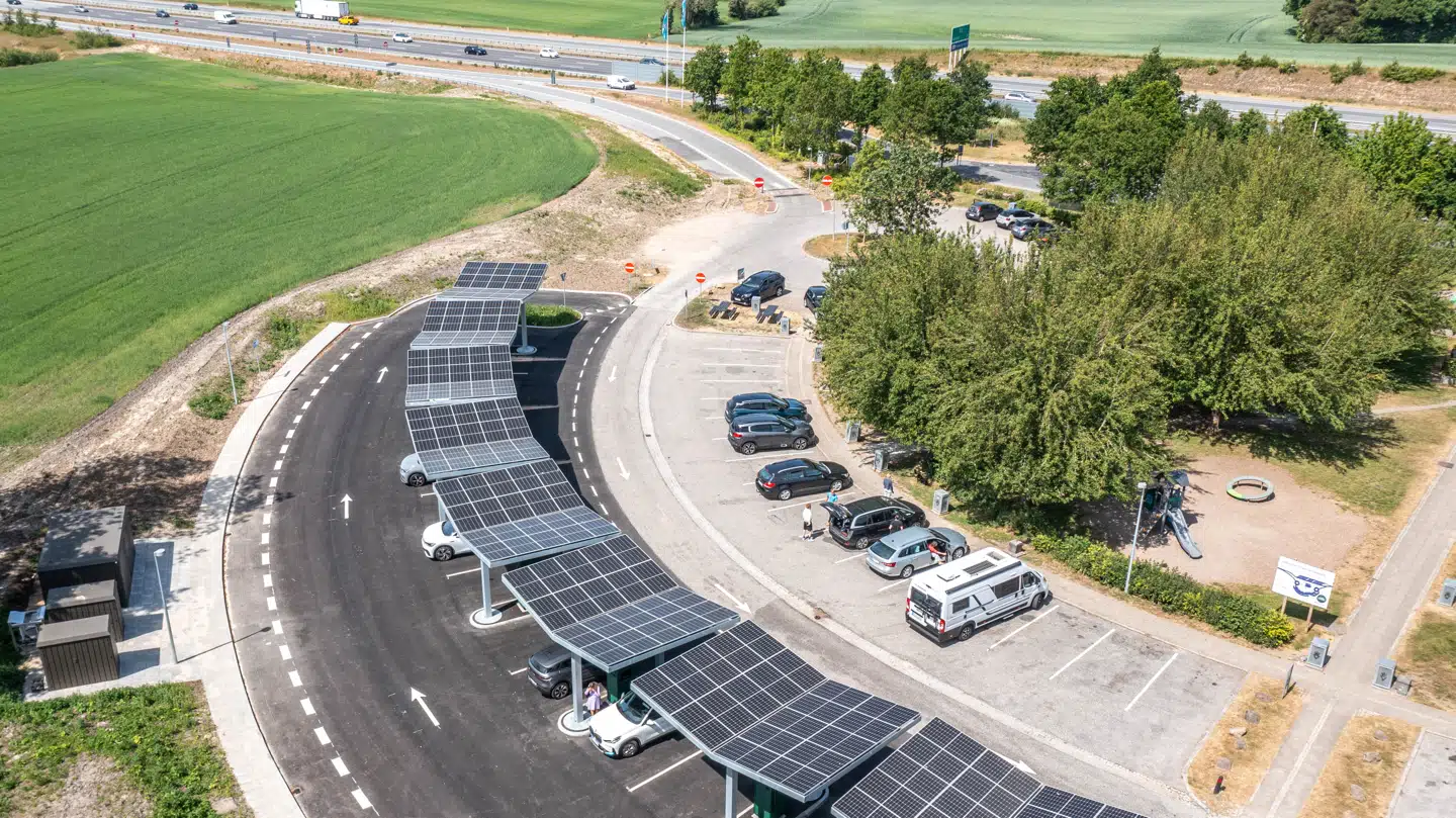 I øjeblikket er 16 ladepladser i drift i hver af de to ladeparker.