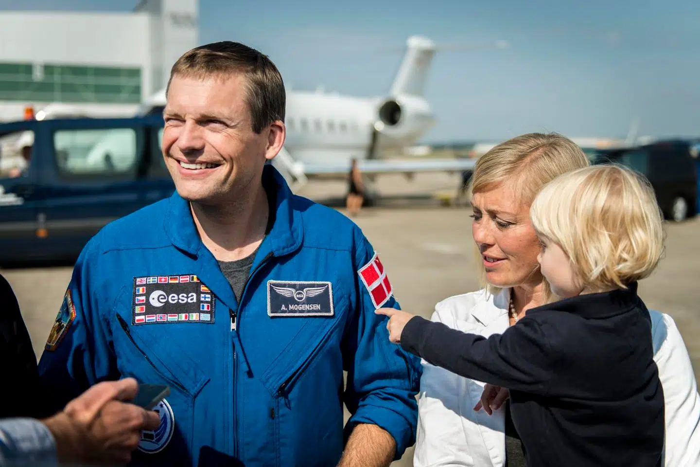 Andreas Mogensens kone, Cecilie Beyer, har udført et arbejde, som overses og negligeres, og som på ingen måde modtager samme anseelse, mener Laura Skov. Her ses Andreas Mogensen, Cecilie Beyer og deres datter Emily, efter han er kommet tilbage fra den internationale rumstation ISS i 2016.