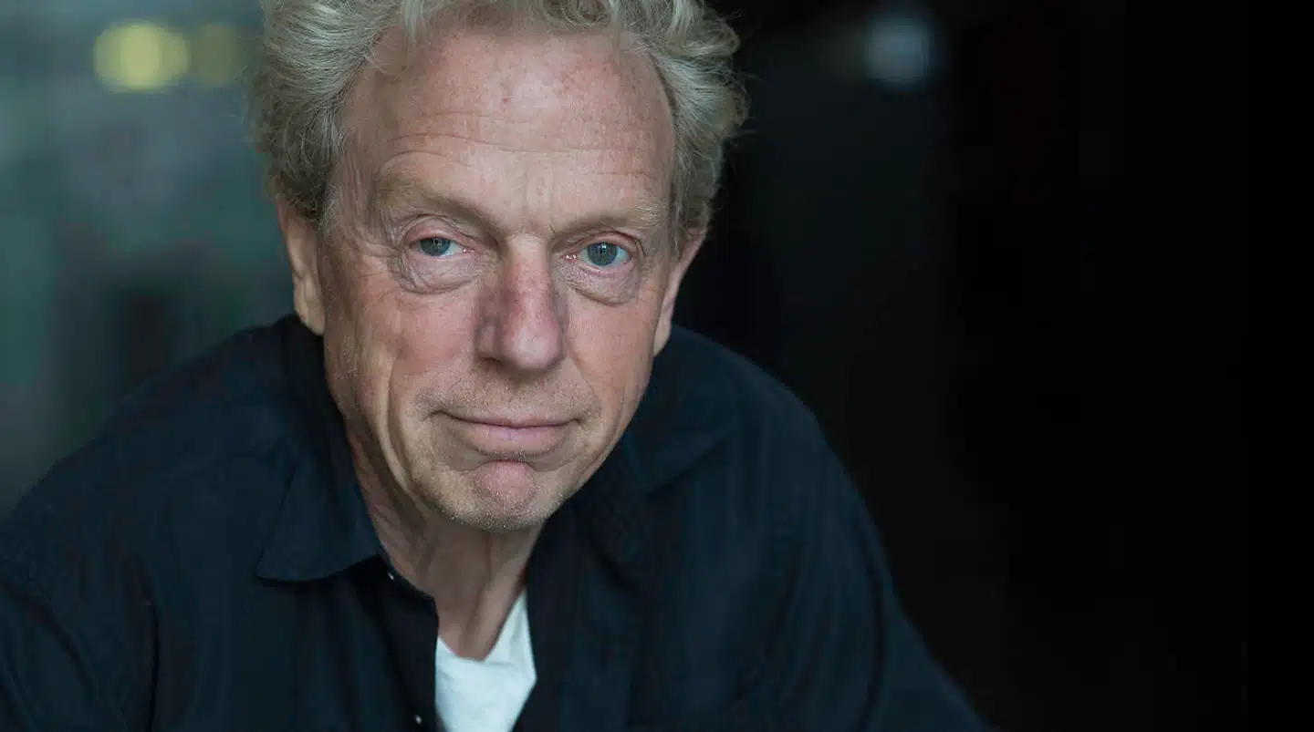 »Er medarbejdere ved DR på nogen måde involveret i kriminelle aktiviteter?« Sådan lød ét af de spørgsmål, som den 67-årige DR-dokumentarist Poul-Erik Heilbuth skulle besvare, efter at han og et lille hold i mere end et år havde arbejdet under svære og farlige forhold blandt svært kriminelle unge mænd af ikkedansk herkomst i Albertslund. Mistilliden og trusler om en advarsel blev for meget, han sagde sit faste job op og nægtede at færdigproducere dokumentaren »Gangster« i DR Nyheder på grund af mistillid til nyhedsledelsen.