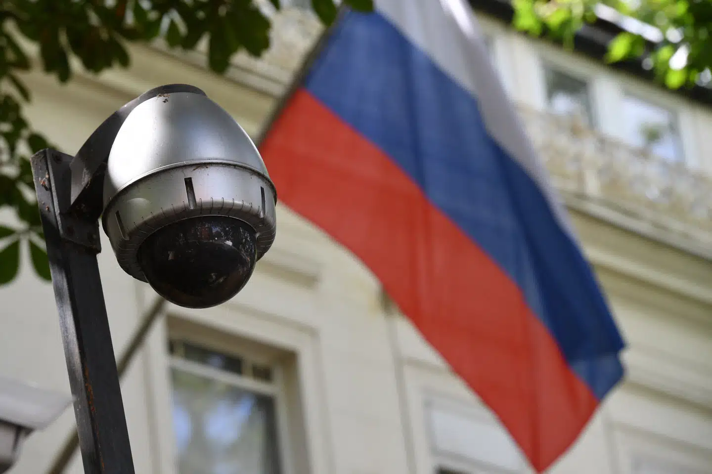 Det russiske flag hænger ved indgangen til det russiske konsulat i London i juli 2020. (Arkivfoto).