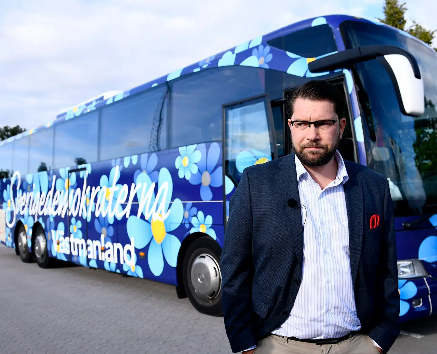 Jimmie Åkesson er Sverigedemokraternes leder. Han har ført partiet op til at være landets største borgerlige parti – og det næststørste overhovedet. Nu truer en sag om mulig brug af internettrolde ham og partiet.
