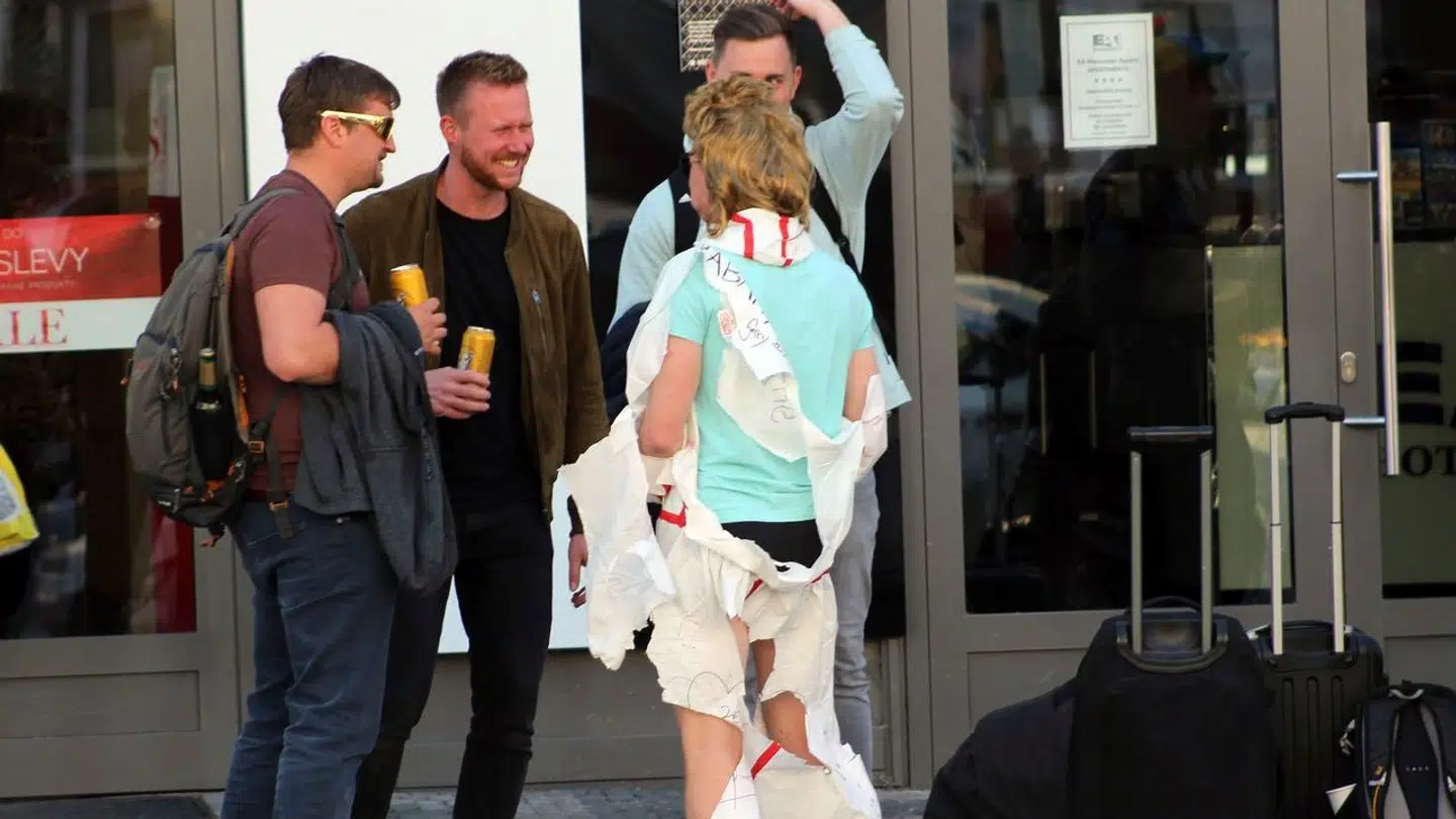 Det er polterabender som dette, der fører til støj i Prag.