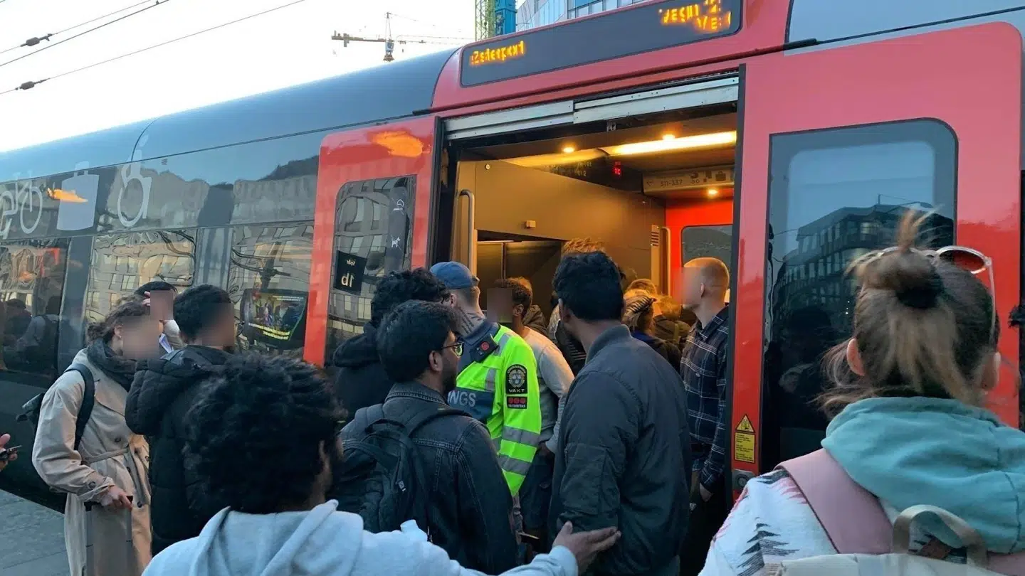 Der var trængsel ved dørene, da togene endelig begyndte at køre igen.